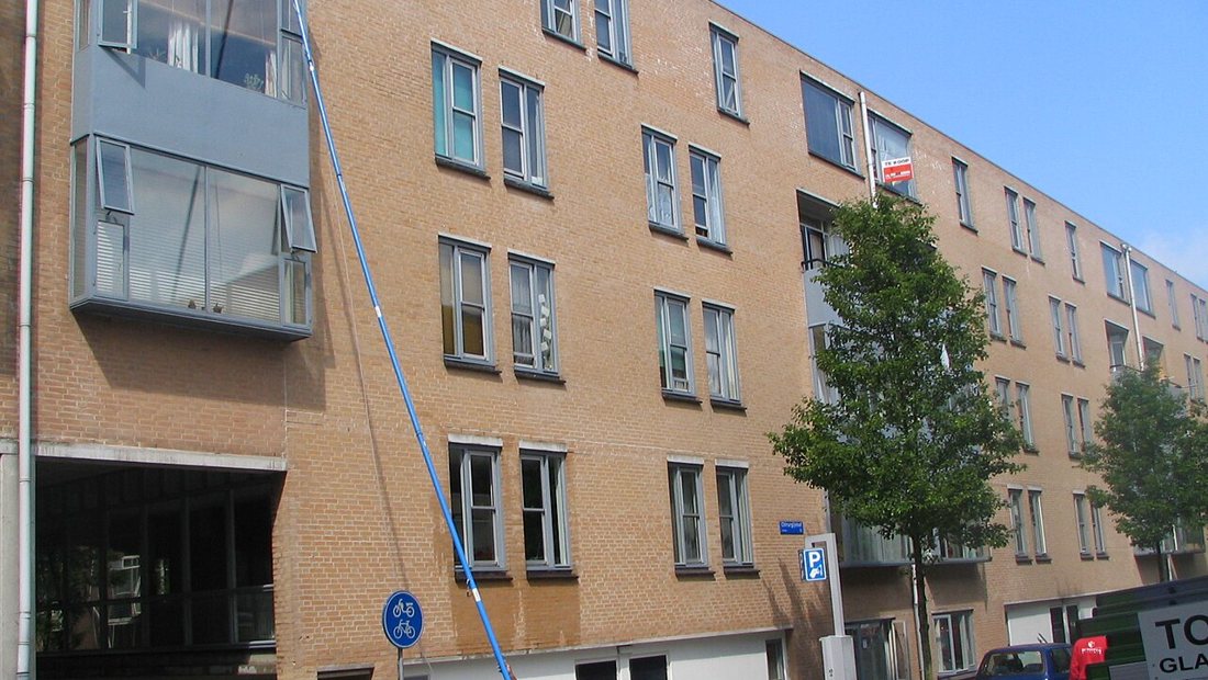A water-fed pole reaching upper-floor windows from the ground